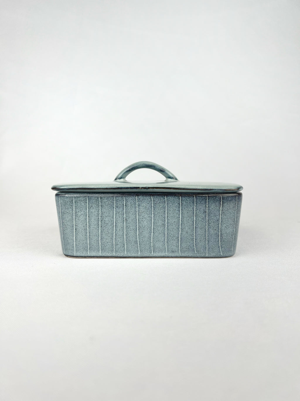 Fuente con tapa azul