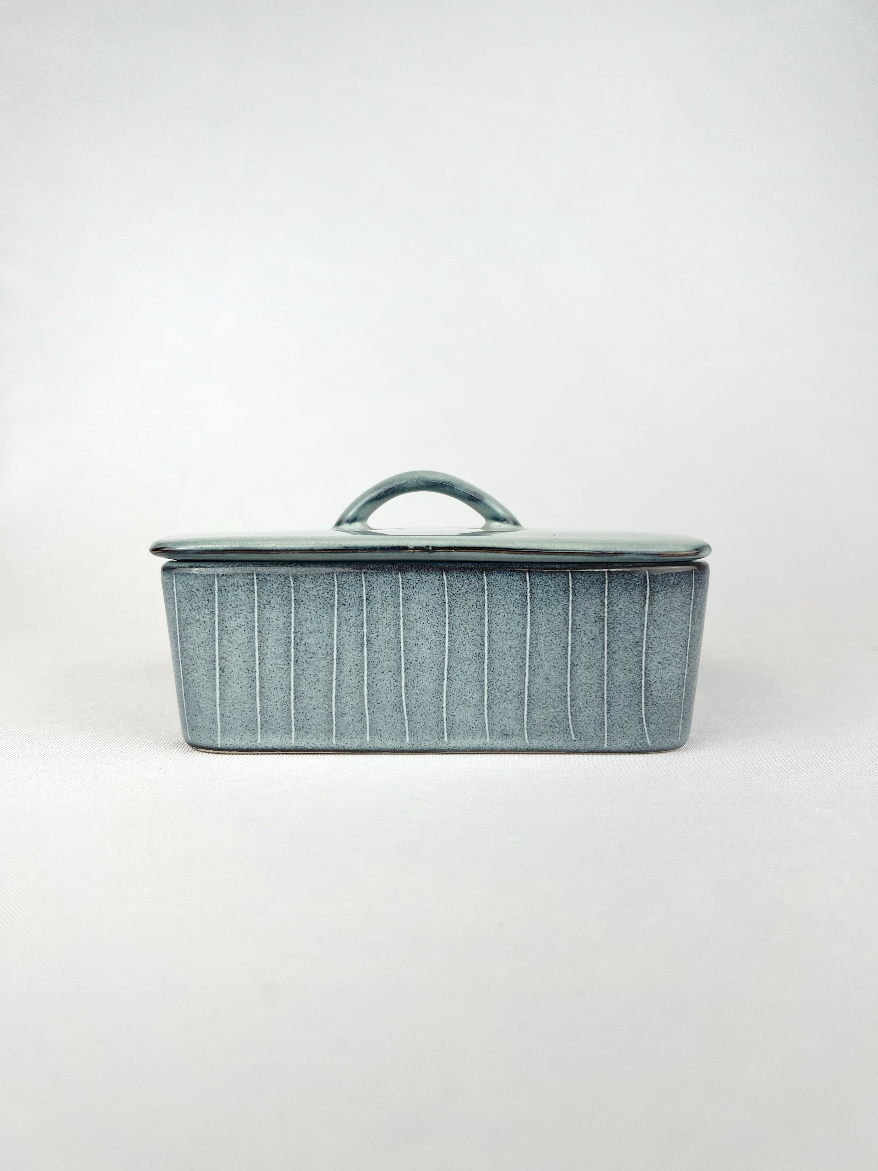 Fuente con tapa azul