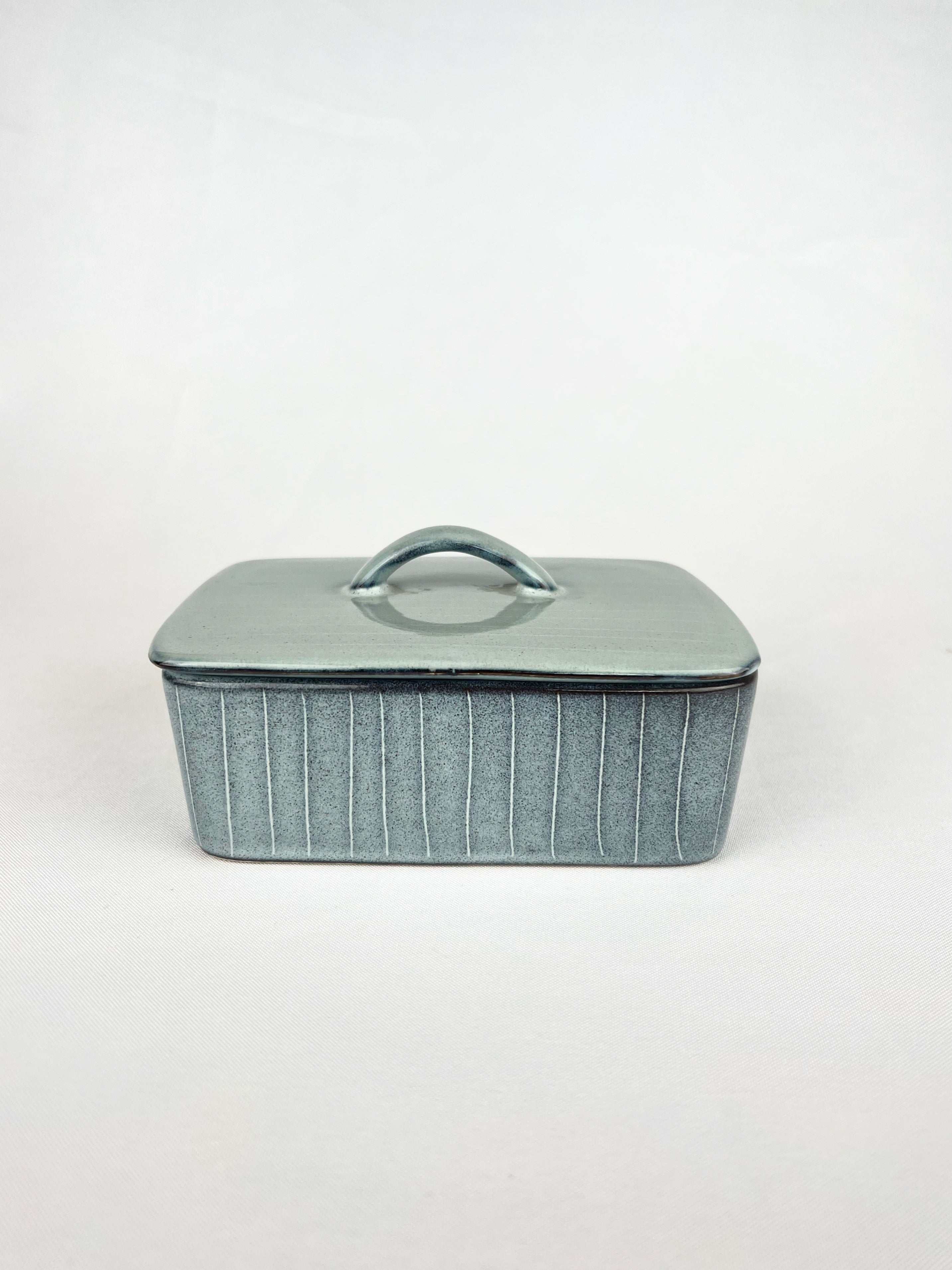 Fuente con tapa azul
