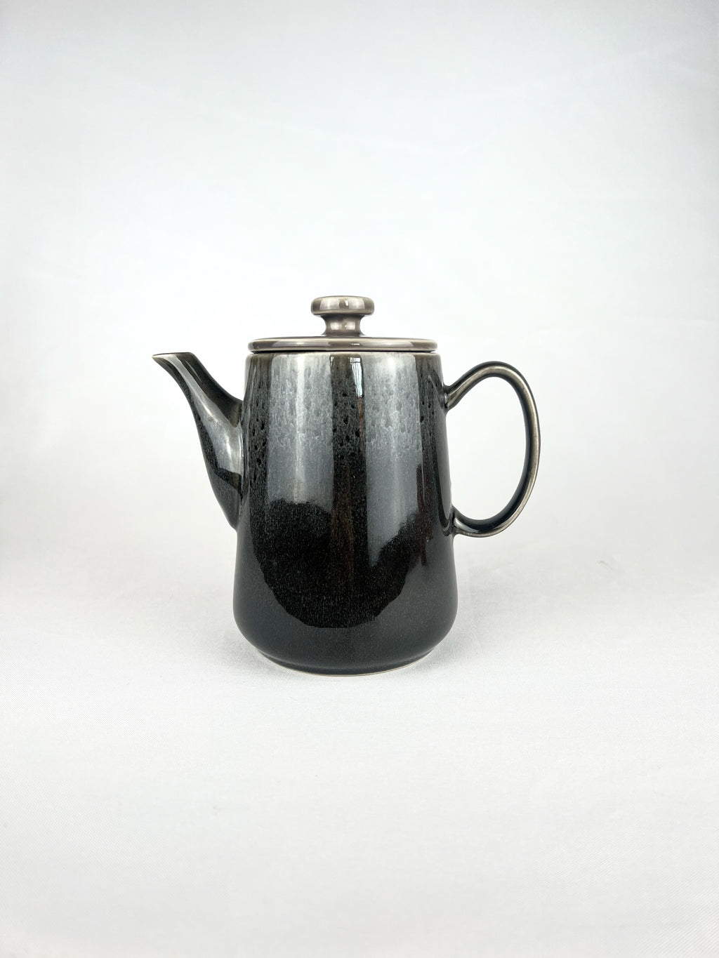 Tetera negra con detalles grises