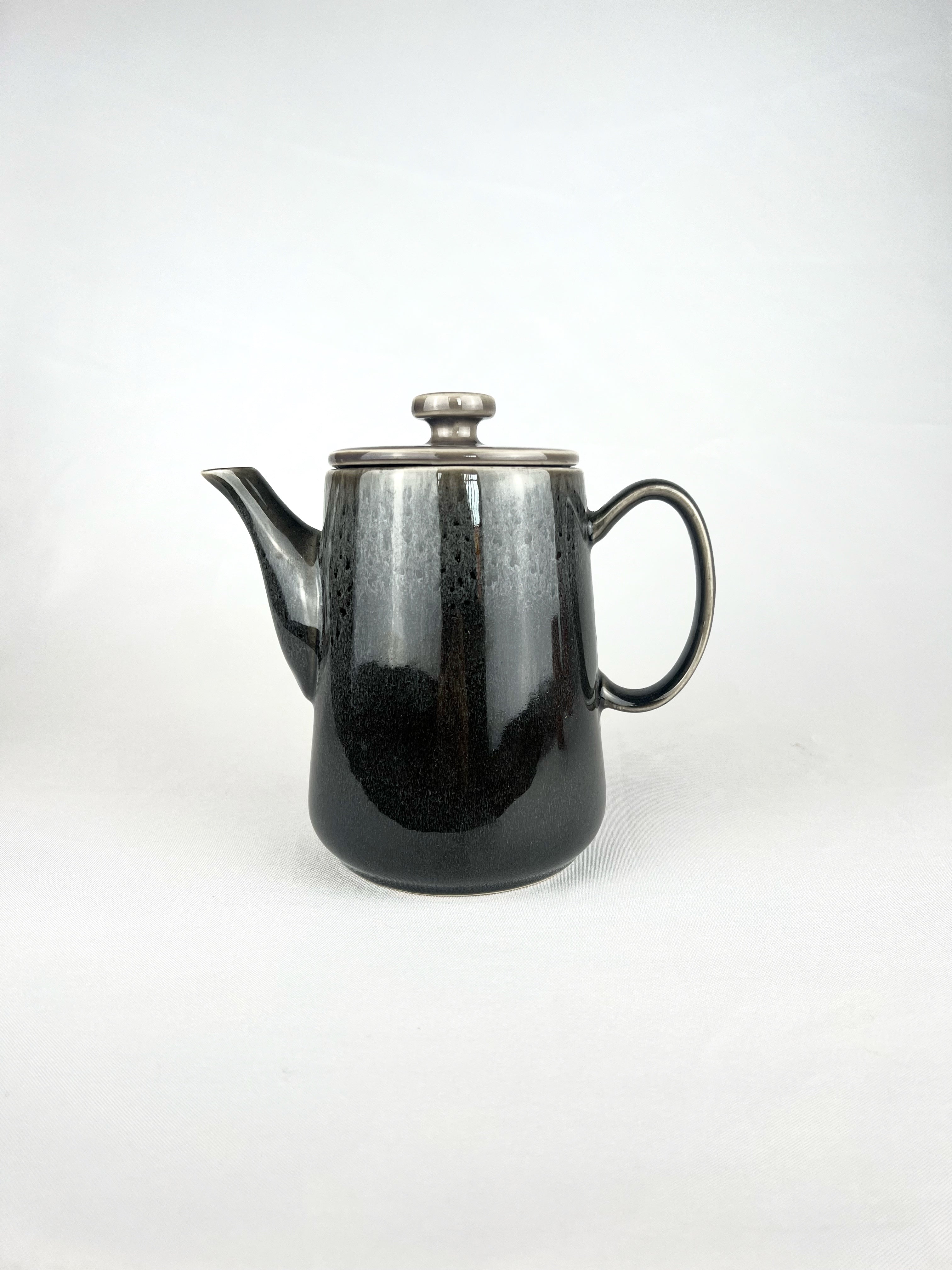 Tetera negra con detalles grises