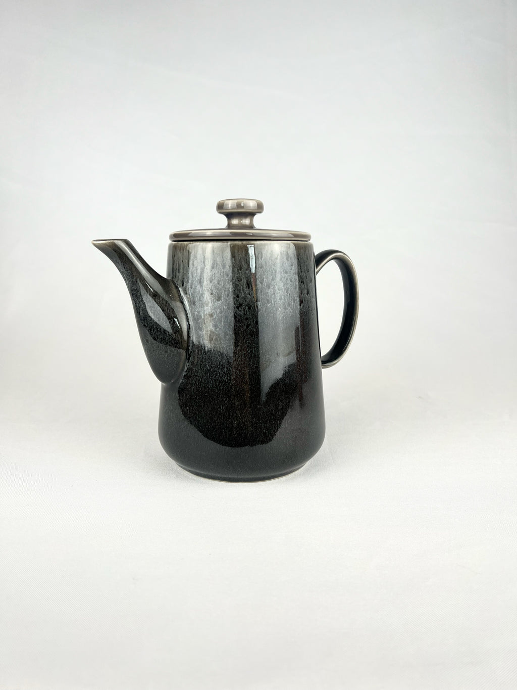 Tetera negra con detalles grises