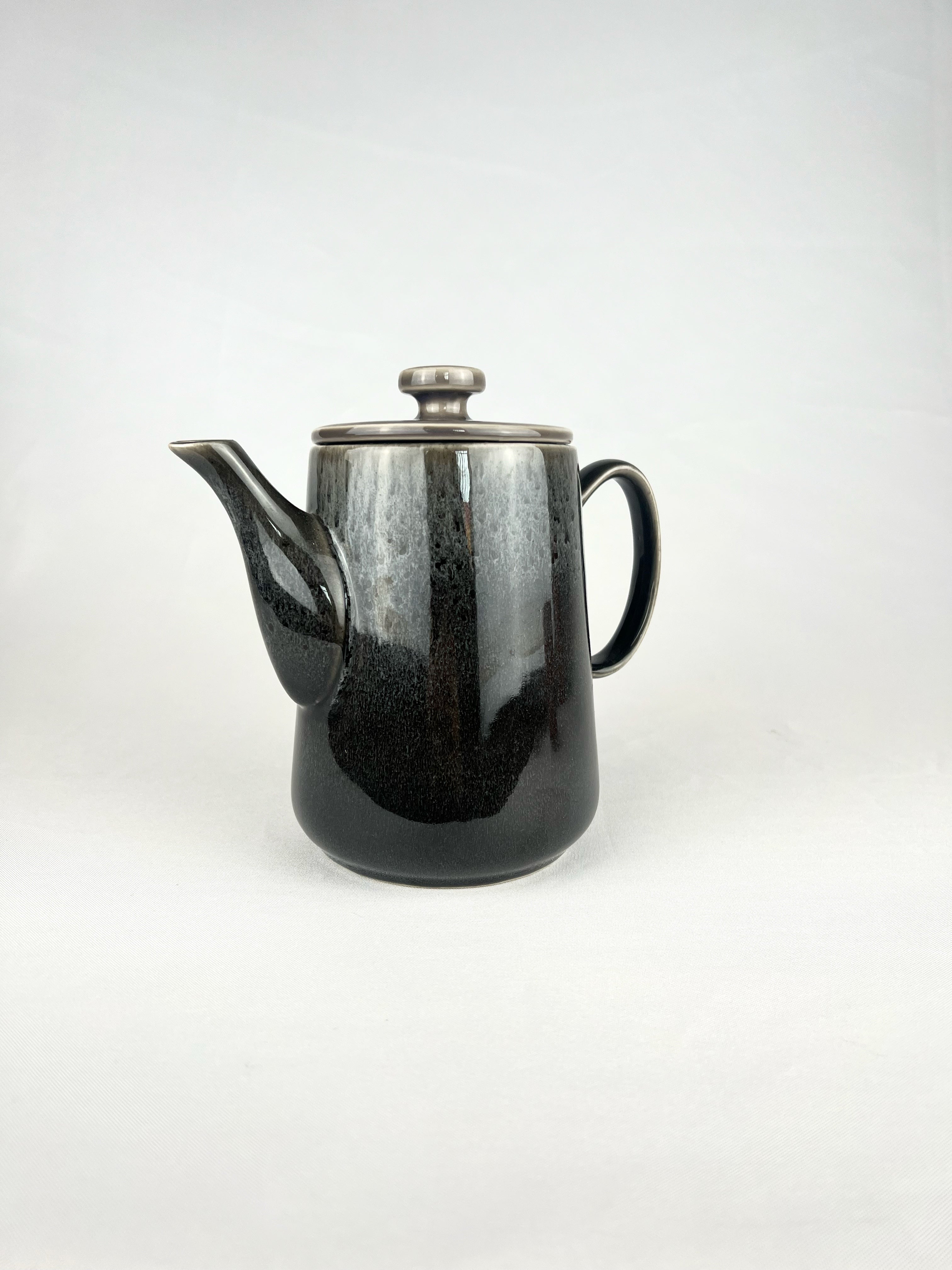 Tetera negra con detalles grises