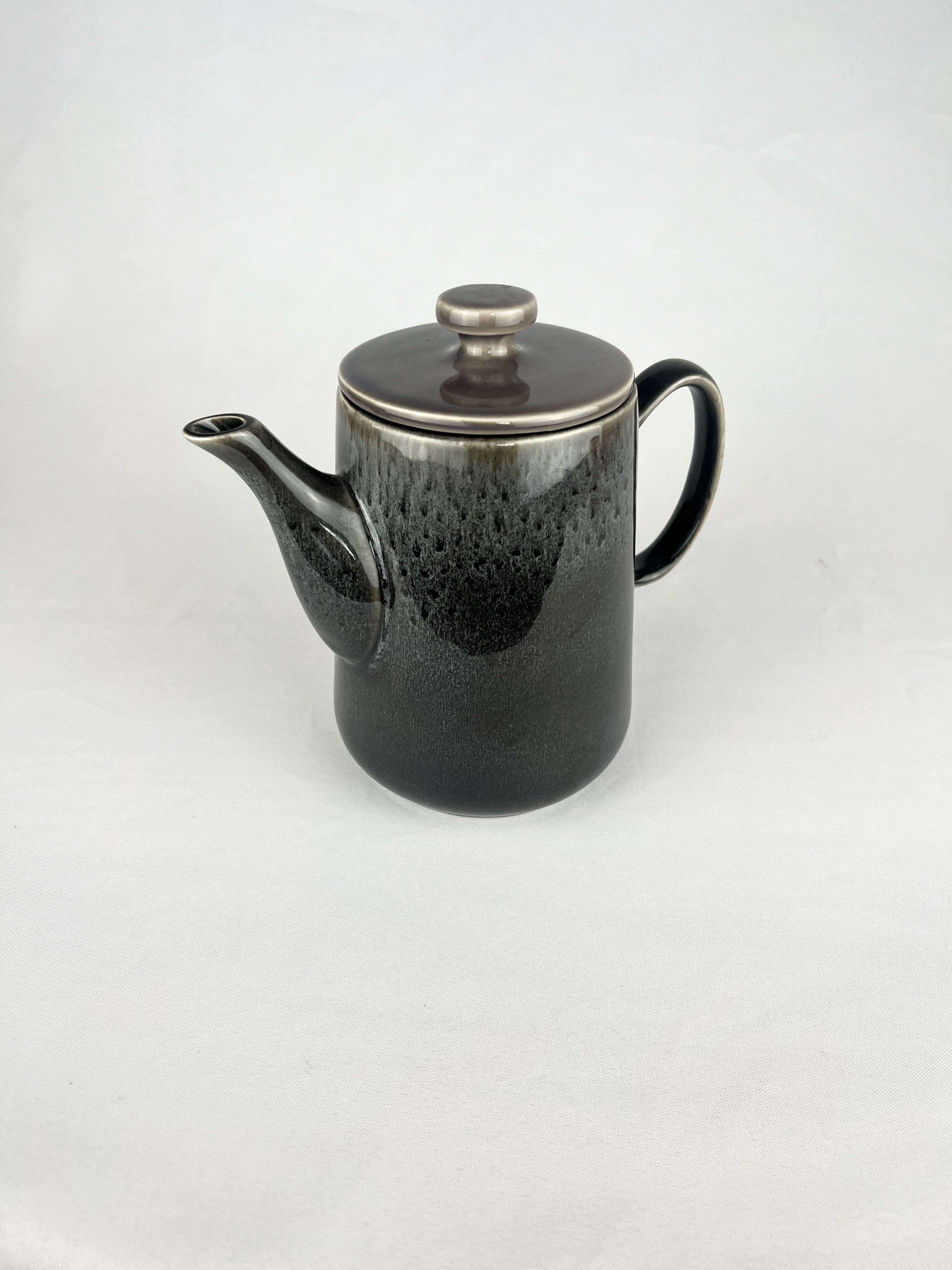 Tetera negra con detalles grises