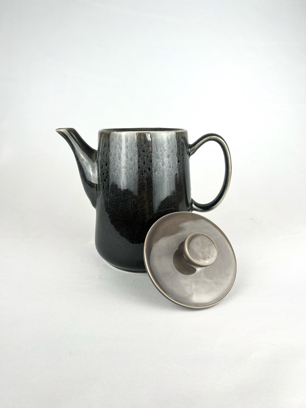 Tetera negra con detalles grises