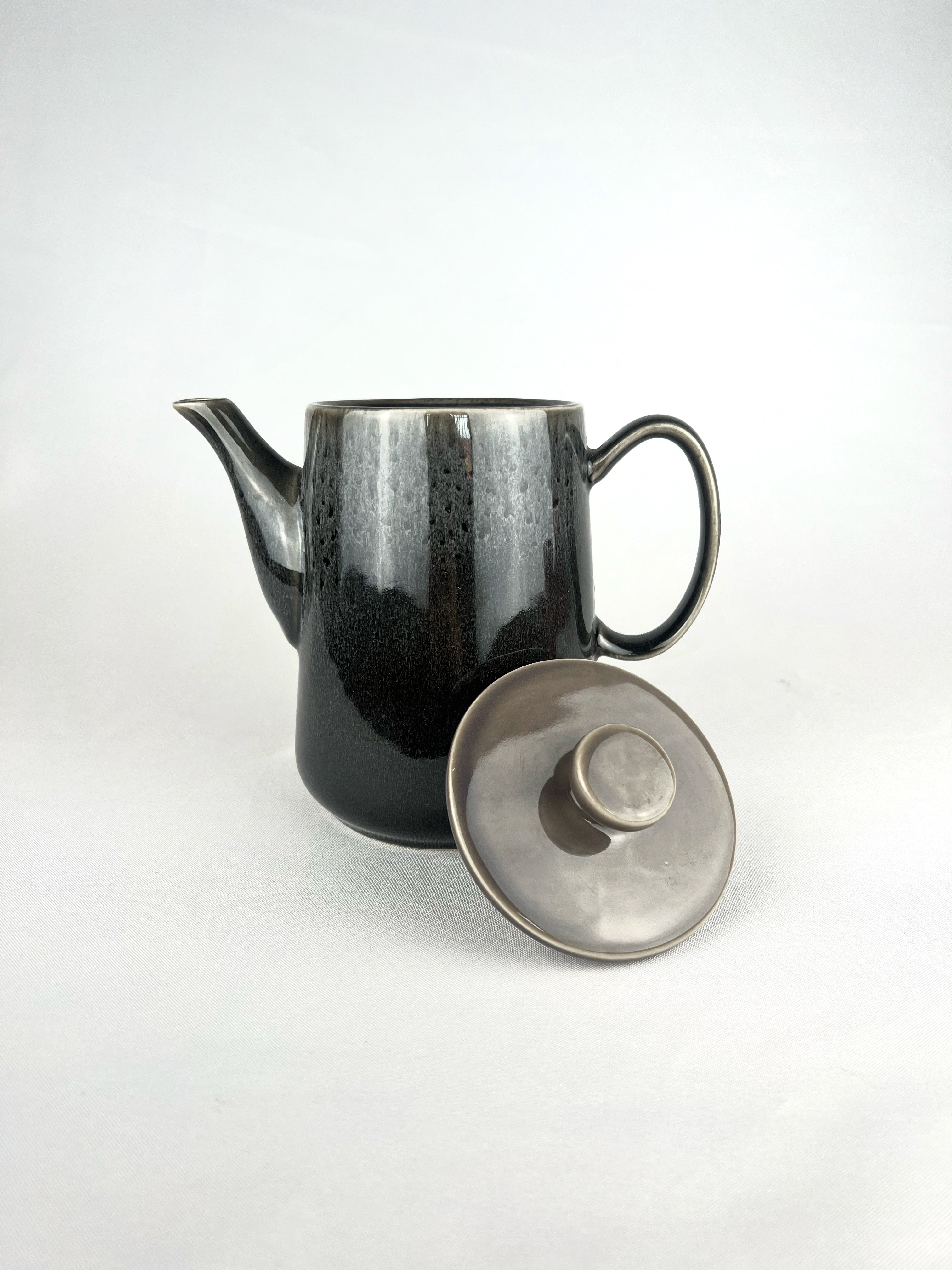 Tetera negra con detalles grises