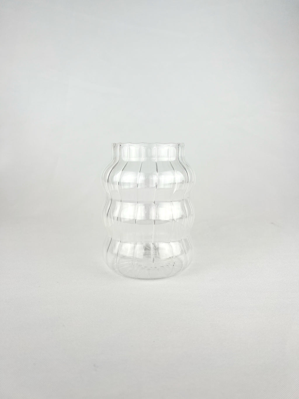 Vaso con detalles ondulados