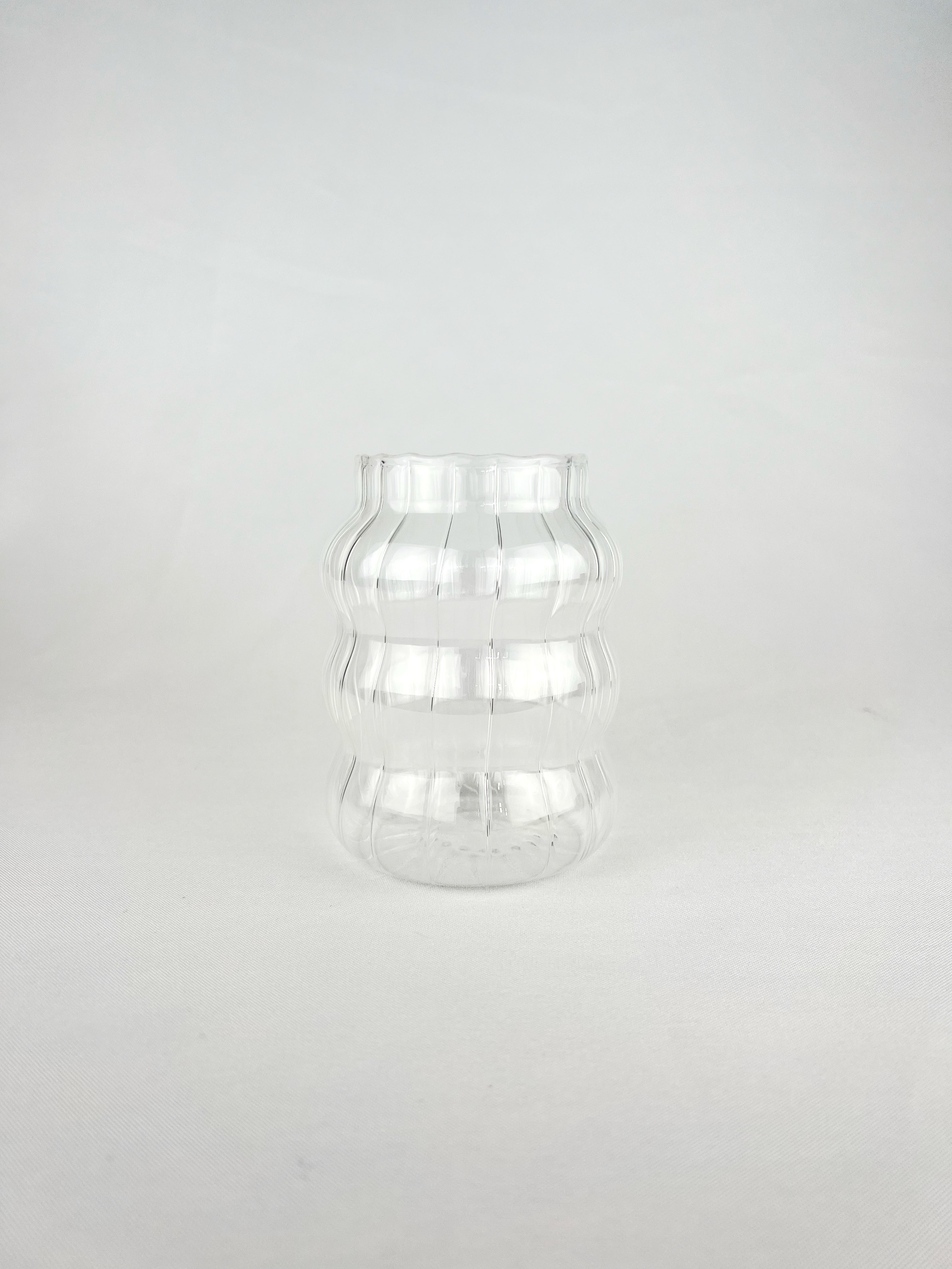 Vaso con detalles ondulados