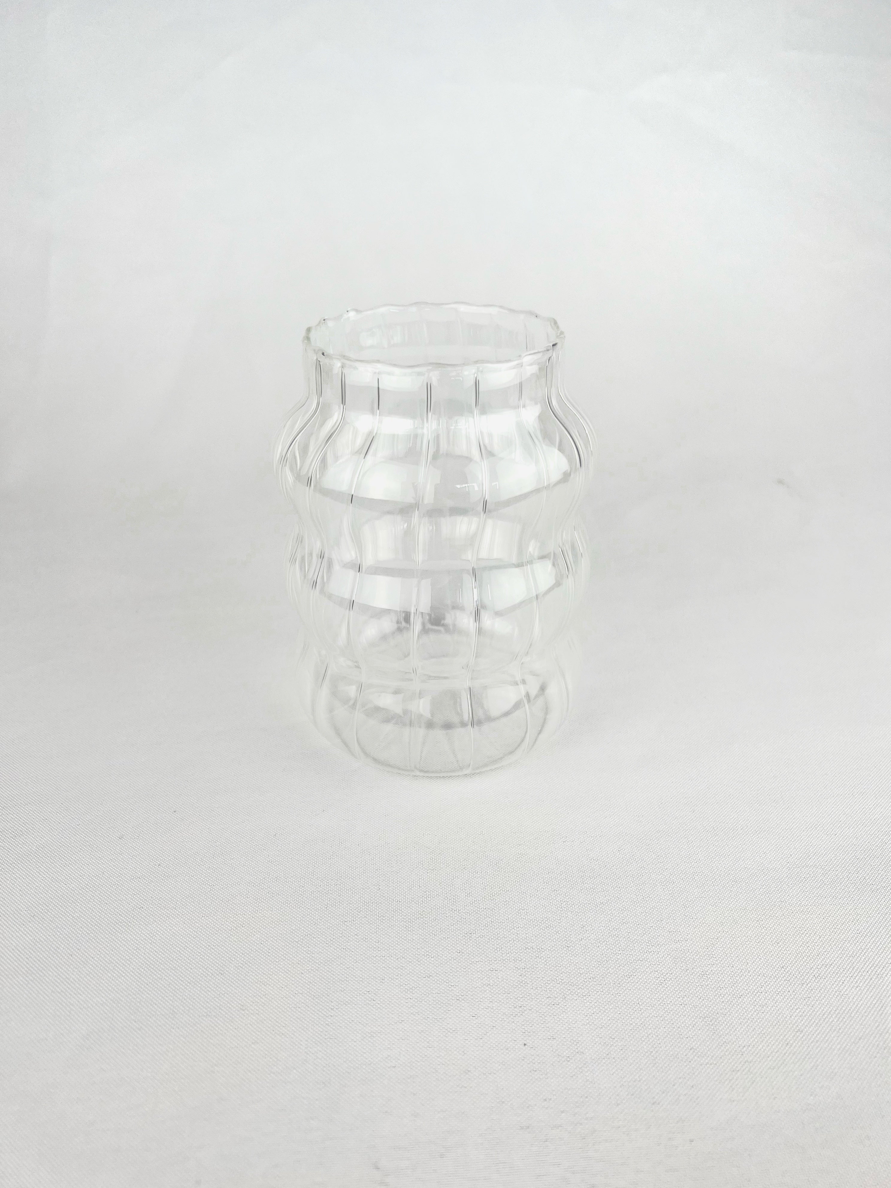 Vaso con detalles ondulados