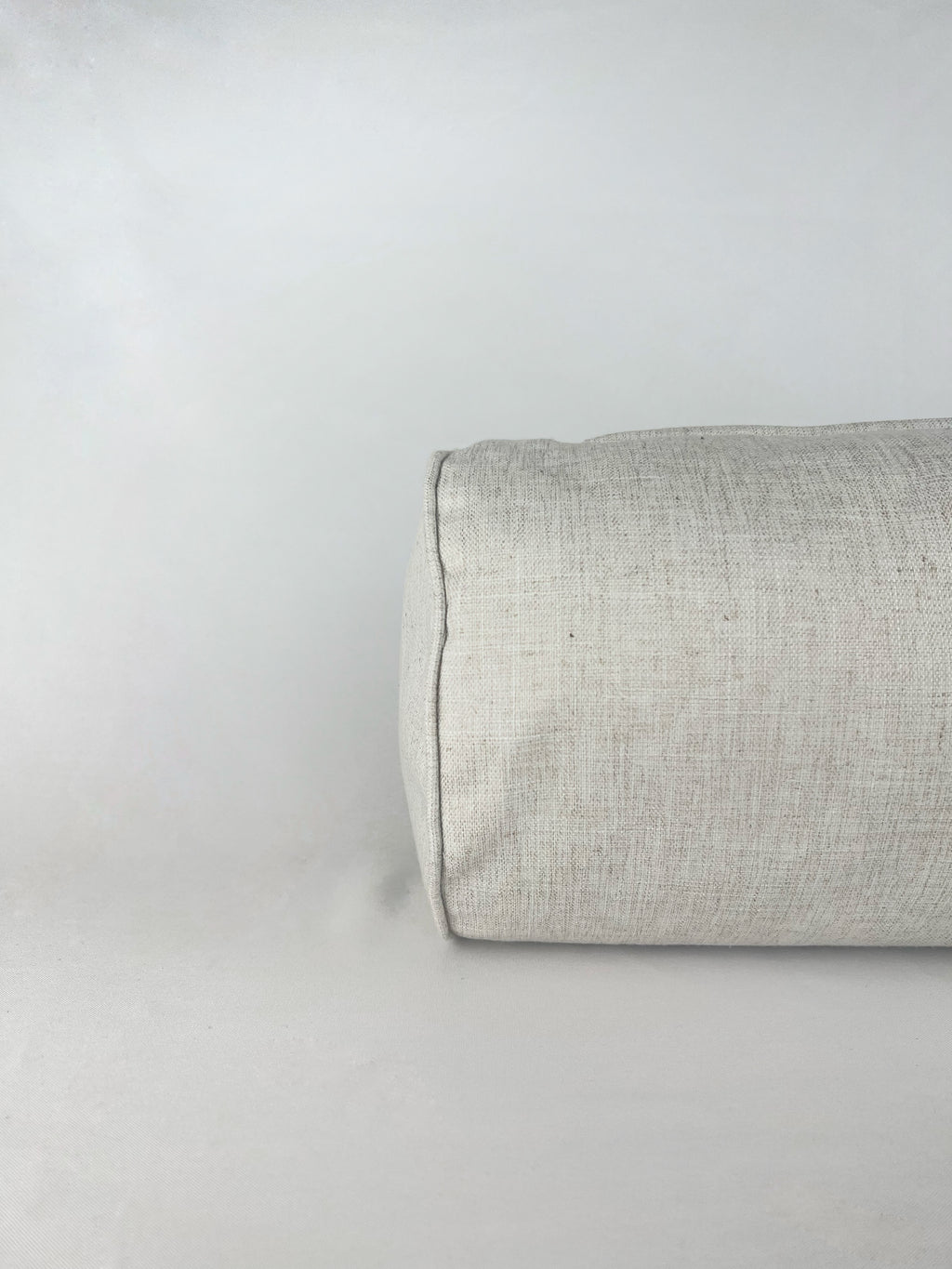 Cojín tubular color beige claro