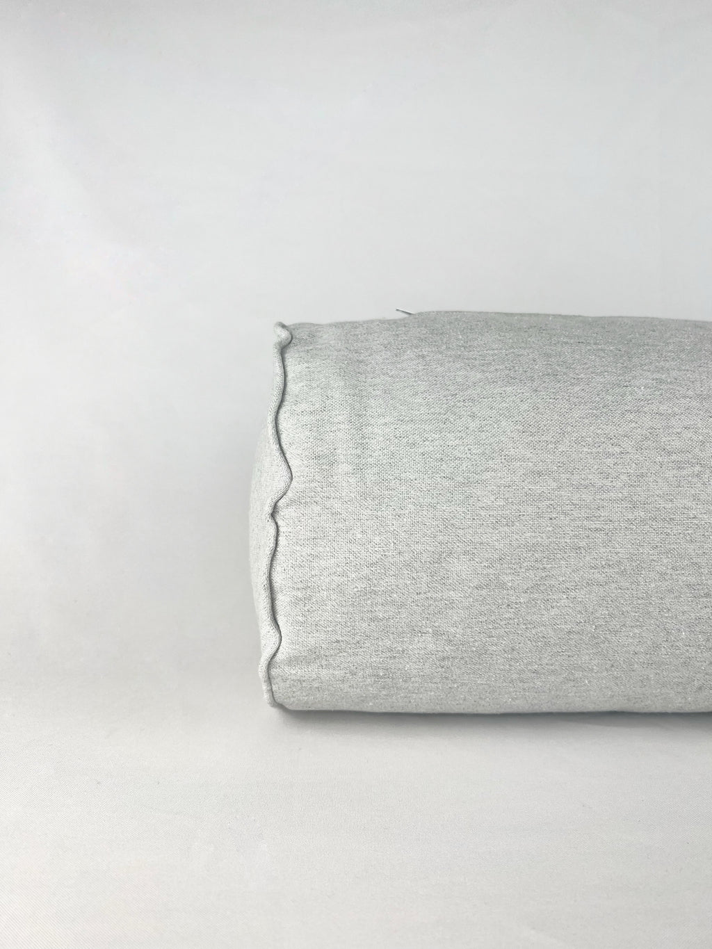 Cojín tubular color gris