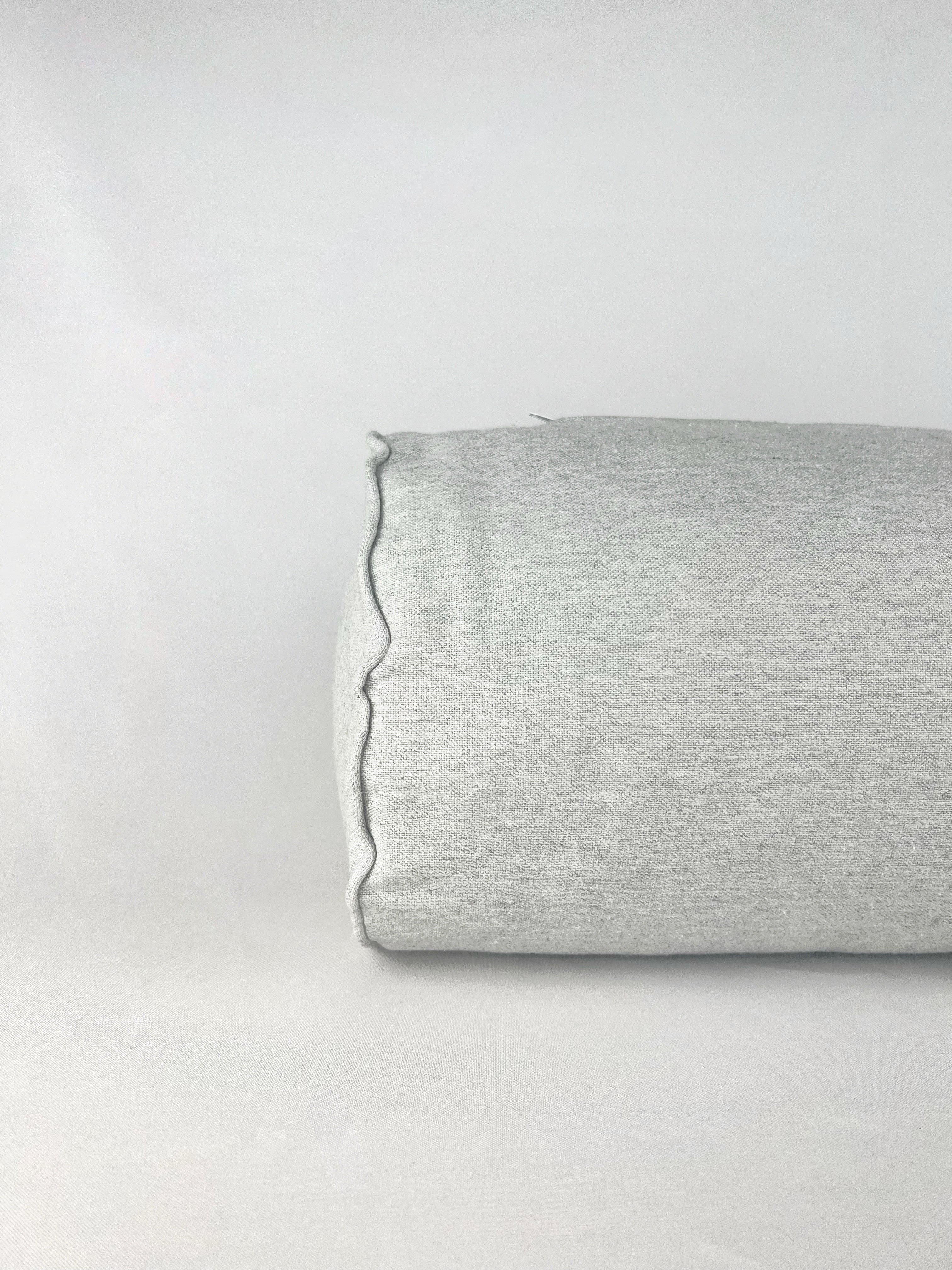 Cojín tubular color gris