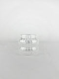 Vaso de vidrio pequeño con detalles ondulados
