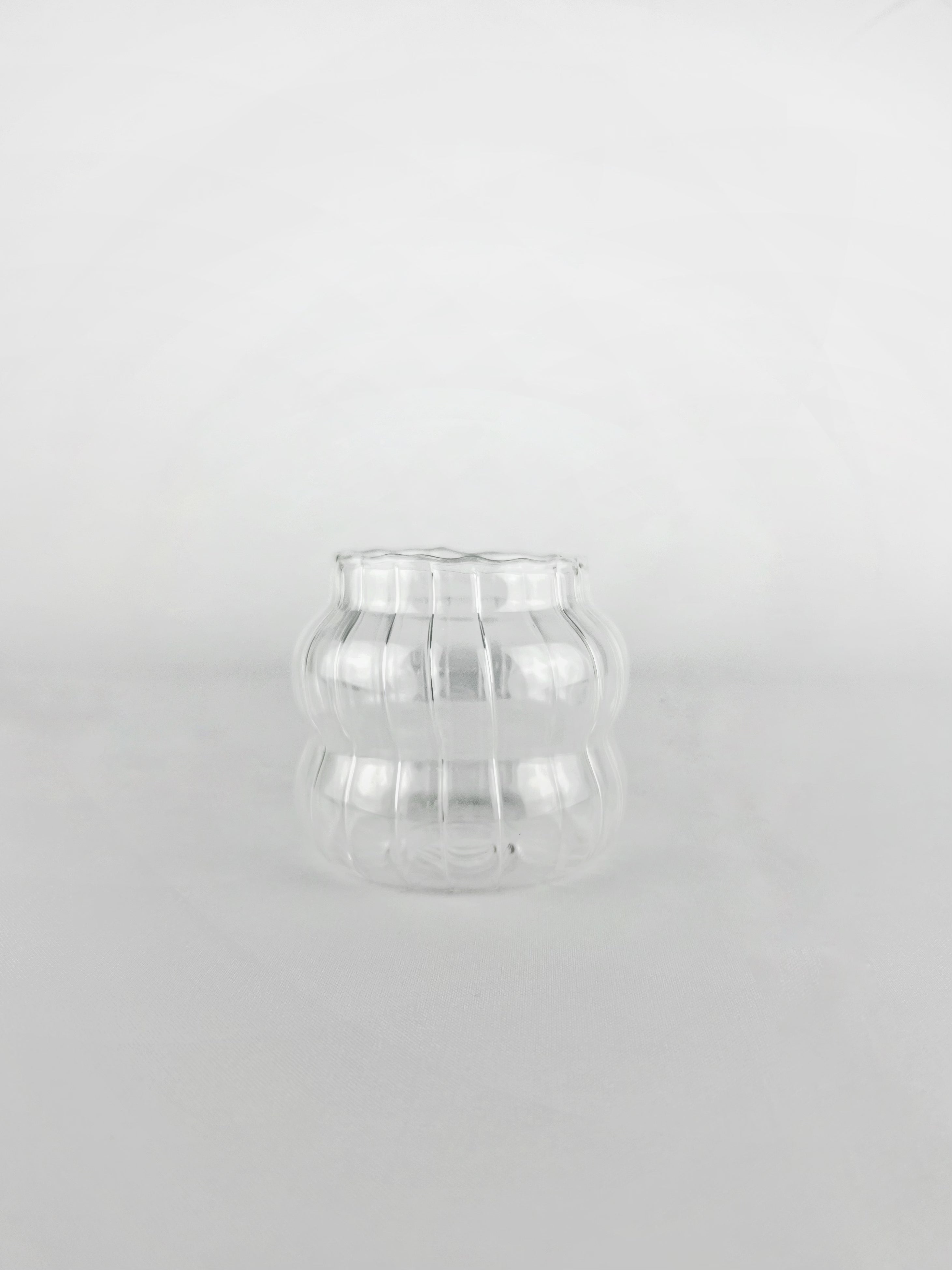 Vaso de vidrio pequeño con detalles ondulados