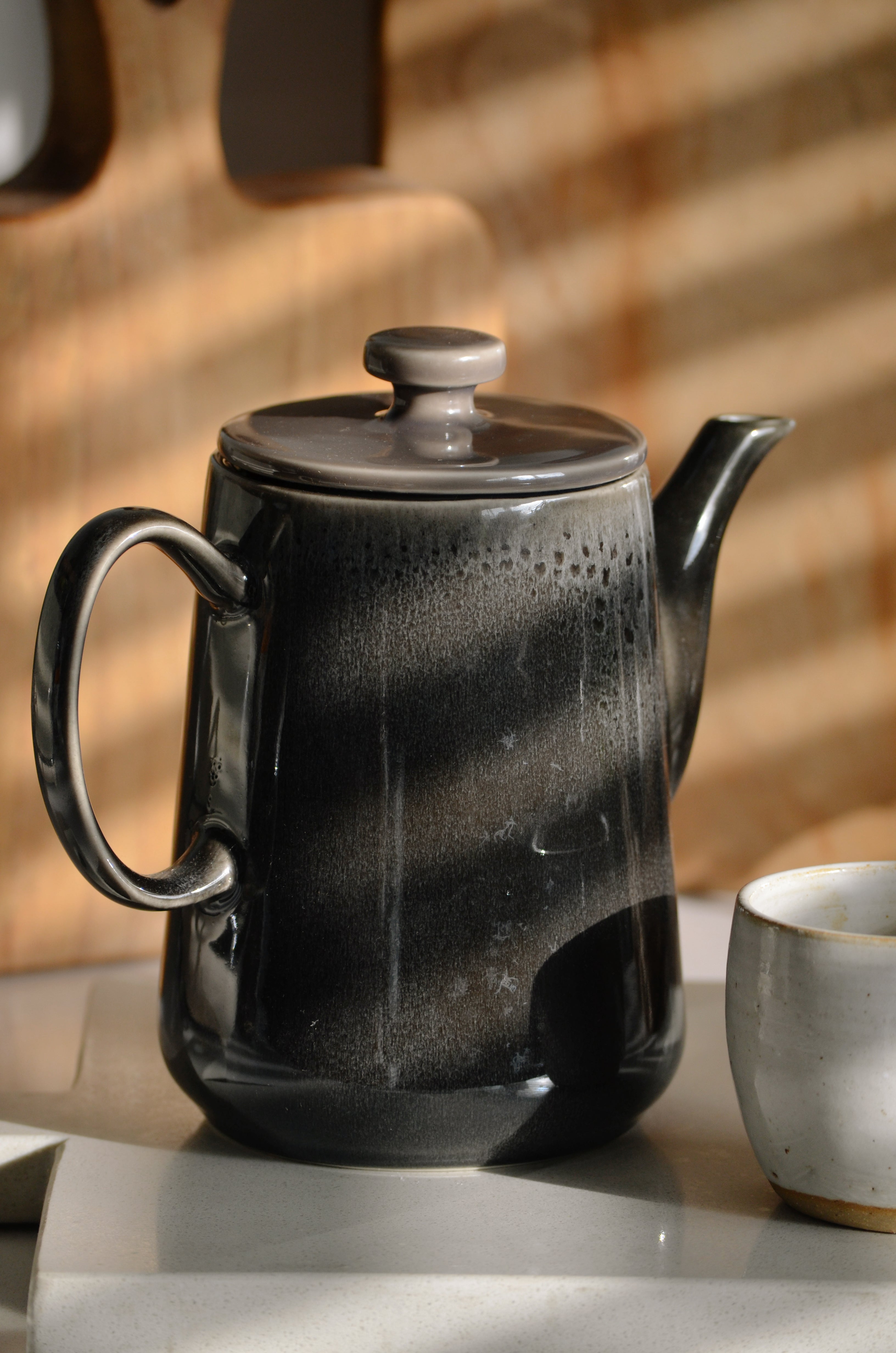 Tetera negra con detalles grises