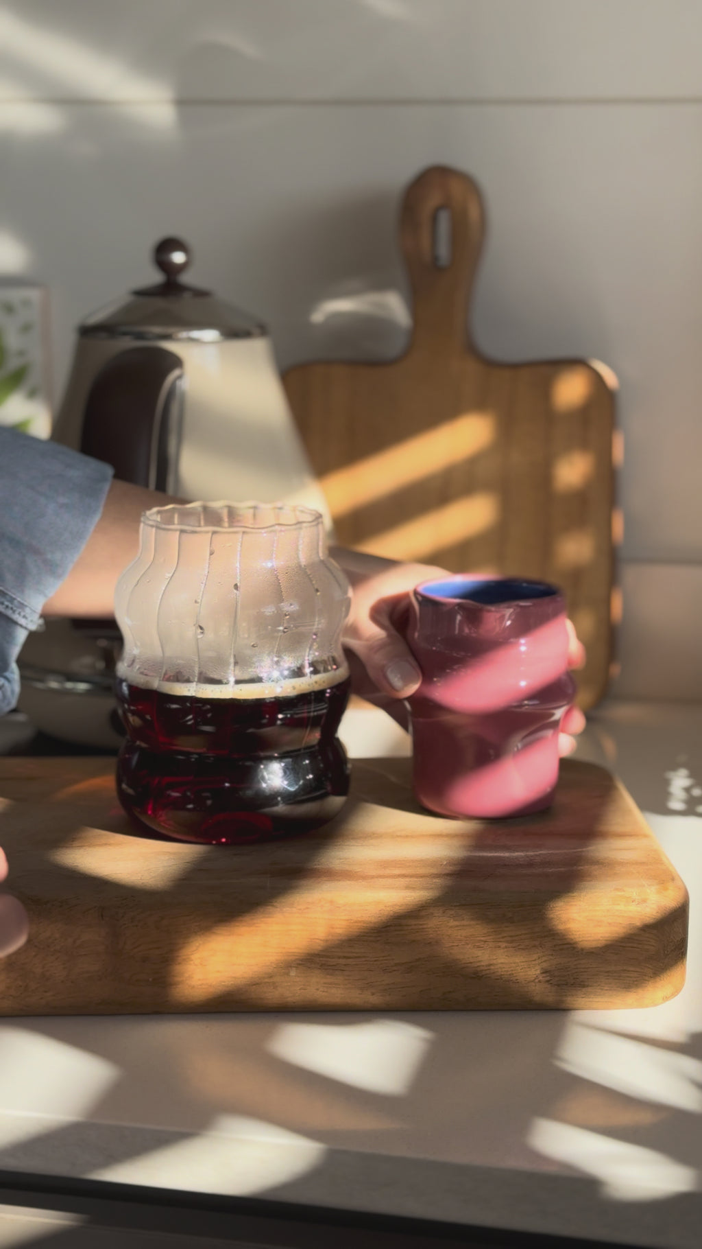 Vaso de vidrio con detalles ondulados